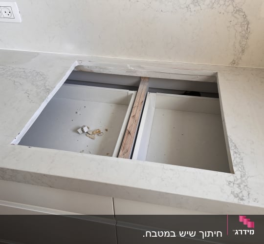 משטח שיש עם חור מלבני במרכזו